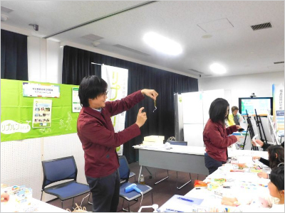 紙が湿度で伸びたり縮んだりする実験をしている様子