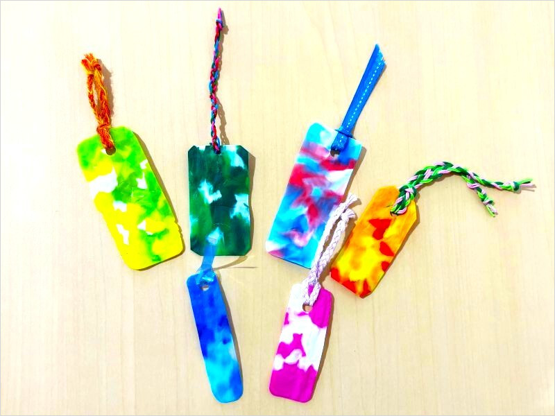 ペットボトルキャップで作られたしおりの写真