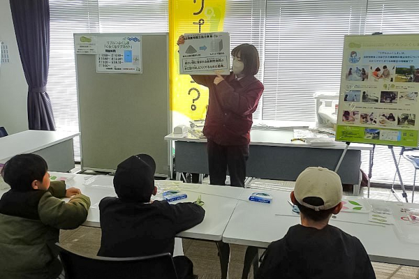 手を上げる子どもたち