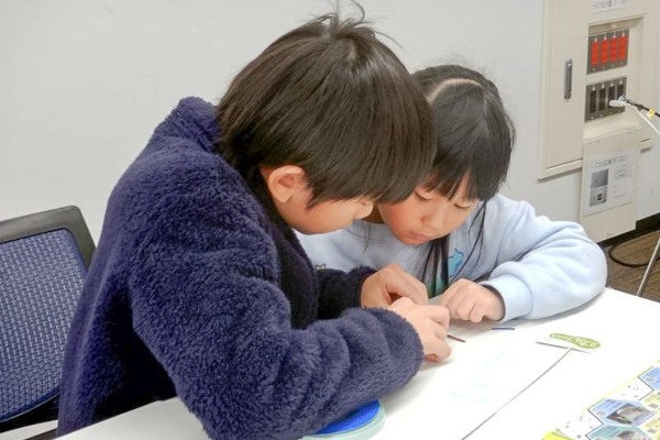 クリスマスリースを作成している子どもたち