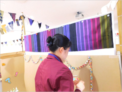 イベントの準備で飾り付けをしている様子