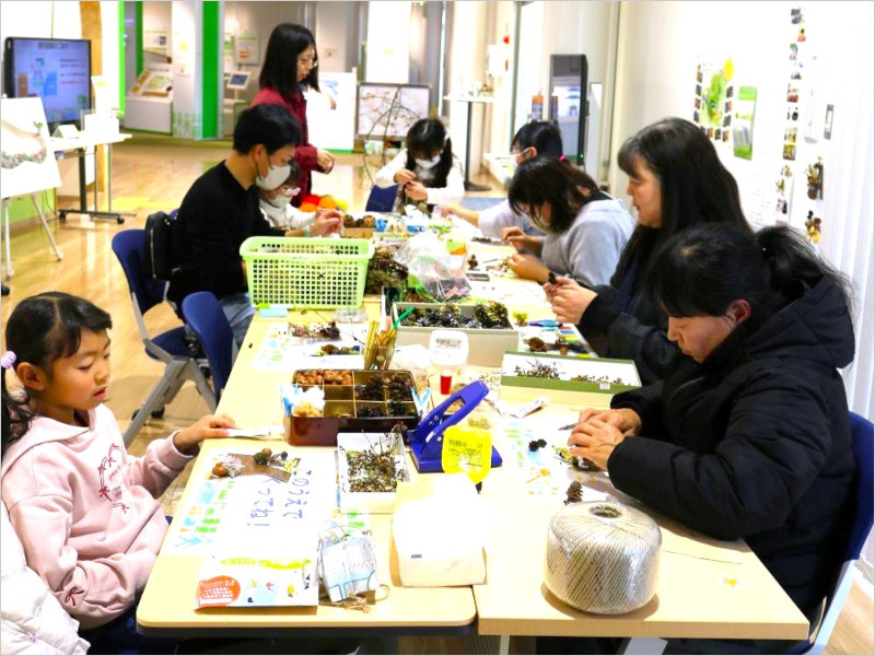 大人と混じって工作体験を行う子どもたちの様子