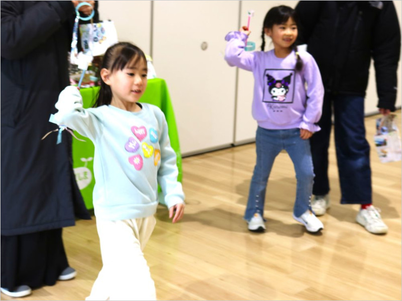 クリアファイル飛行機を飛ばす子どもたち