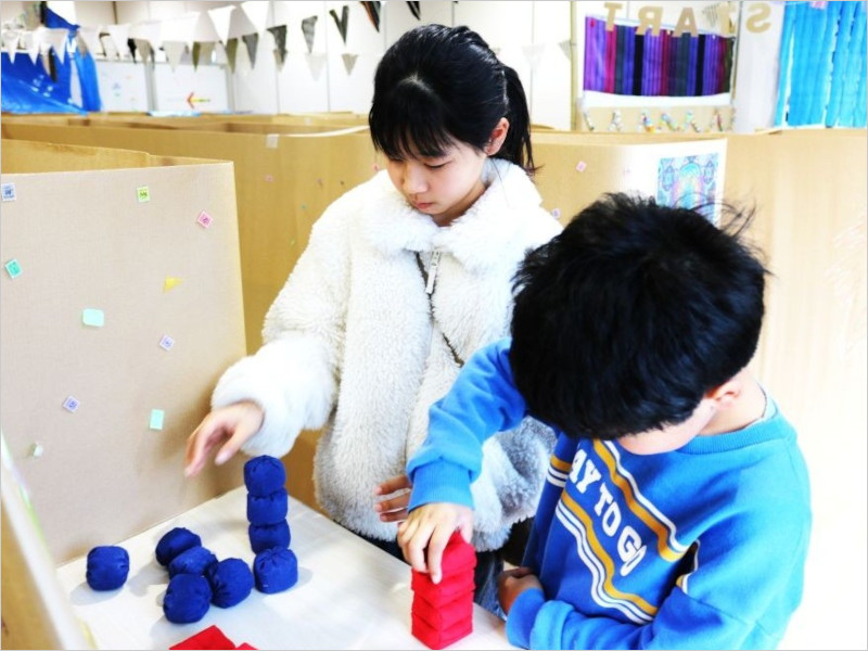 リプルン迷路で遊ぶ参加者たち