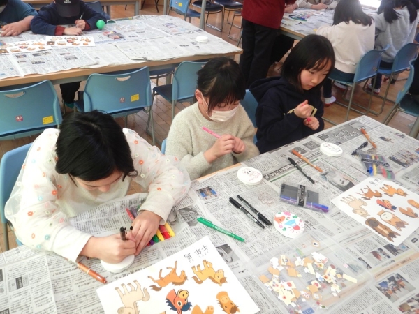 手を上げる子どもたち