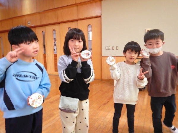 手を上げる子どもたち