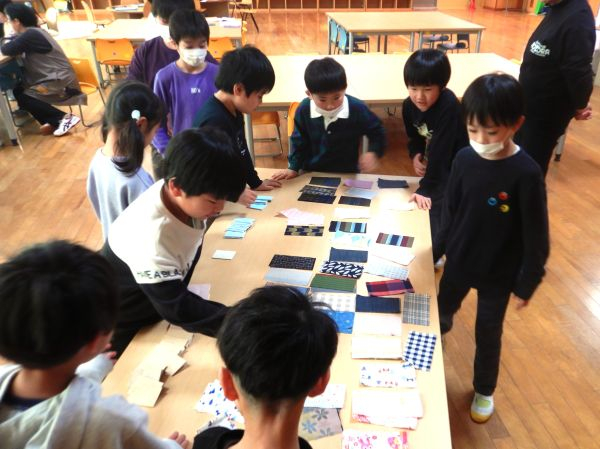 ハギレを選んでいる様子