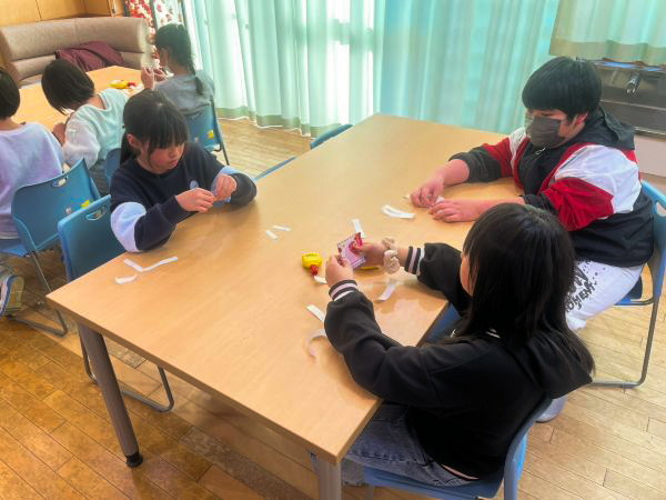 豆本を作成している様子