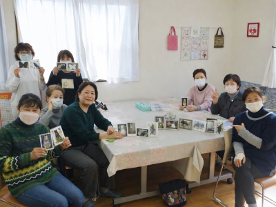 フォトアートを手に持ち笑顔の写真