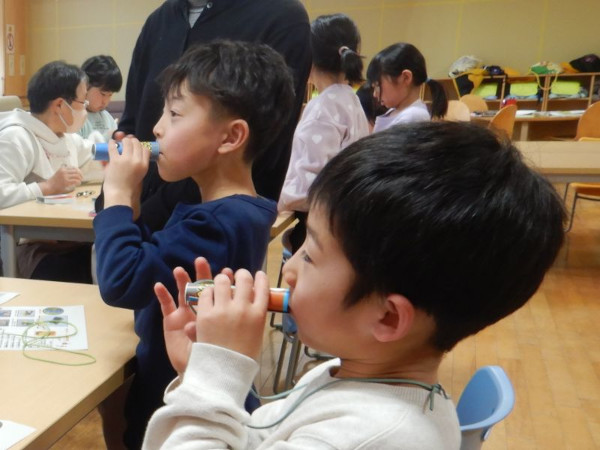 楽器を鳴らしている様子