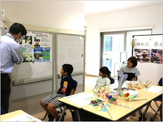 子供たちの工作の様子 その6