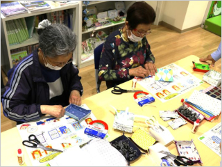 工作を楽しむご年配の女性たちの様子