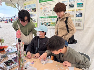 ブース内で風車を作成している写真