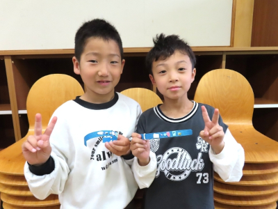 スタッフが来場者に説明している写真