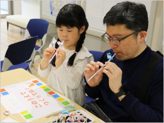 工作を楽しむ参加者たちの様子 その1