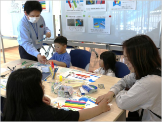 工作を楽しむ参加者たちの様子 その2