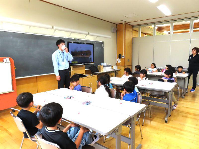 職員の話を聞いている子どもたちの様子