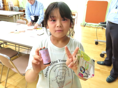 完成した万華鏡とそれを持つ女の子の写真