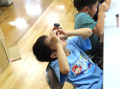 万華鏡を覗く男の子の様子