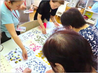 透かし押し花の丸扇子を作成している様子