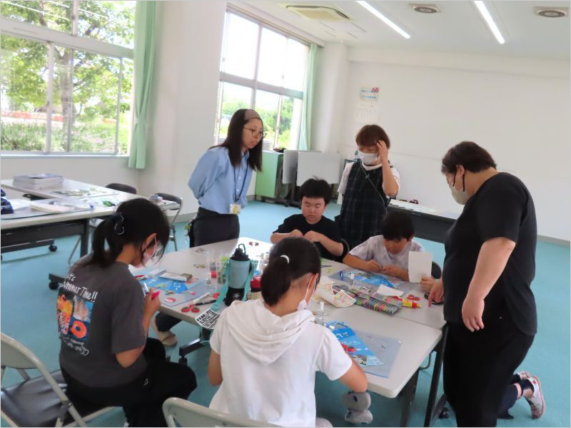 ストラップを作成している様子