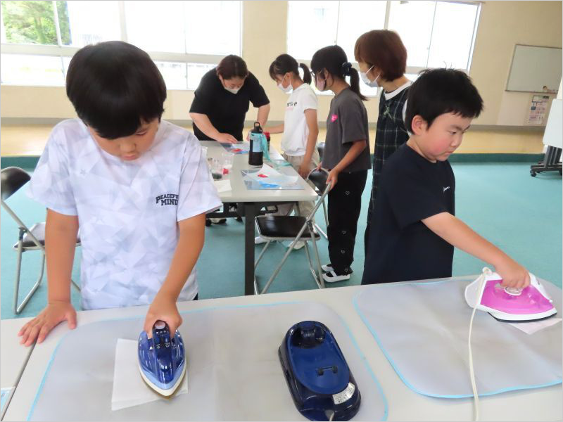 アイロンでの作業をしている様子