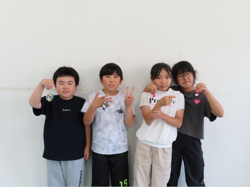完成したストラップを手に持った参加者の写真