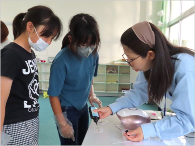 子どもたちに作成方法を教えている職員の様子