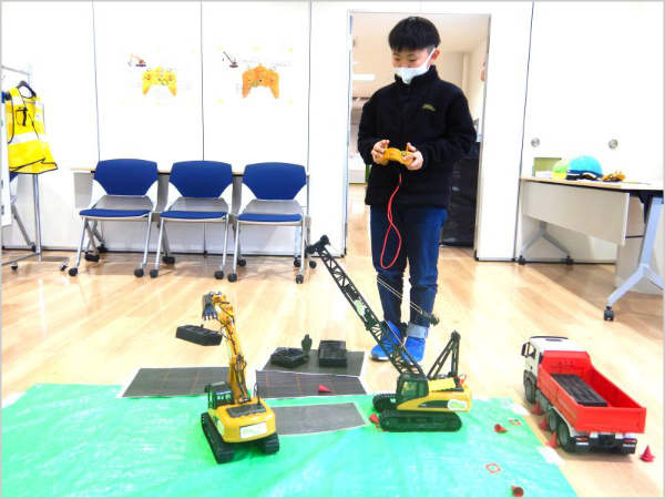 ラジコンを操作している少年の様子
