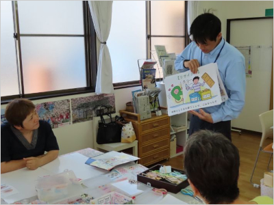 参加者に説明をしている職員の様子