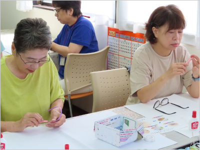 作業に集中している3人の女性の様子