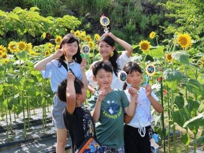 笑顔でポーズをとって並ぶ子供たちの様子