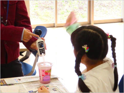 あおいで風の強さを測っている様子