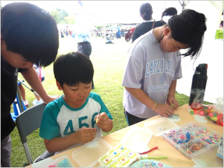真剣にアクセサリー作りに取り組んでいる子供たちの様子