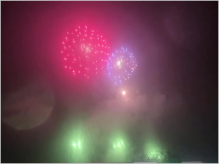 夜空に色鮮やかに打ち上げられた花火の様子