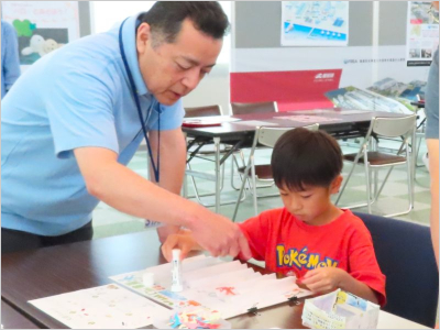 男の子に説明をしている職員の様子