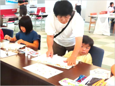扇子を作成している様子