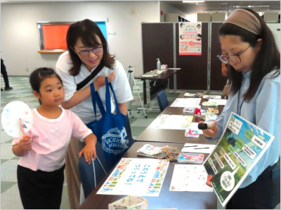 親子に説明をする職員の様子