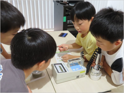 真剣な表情で取り組む子供たちの様子