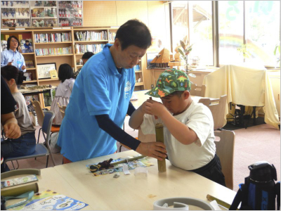 スタッフに手伝ってもらいながら、組み立てている男の子の様子