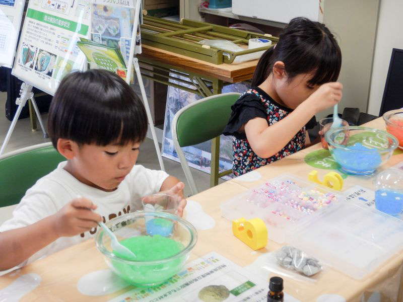 子供たちの芳香剤づくりの様子