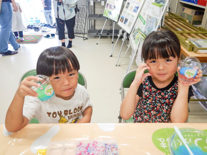 完成した芳香剤と子供たち
