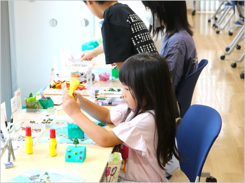 真剣に作業に飾り付けをしている女の子の様子