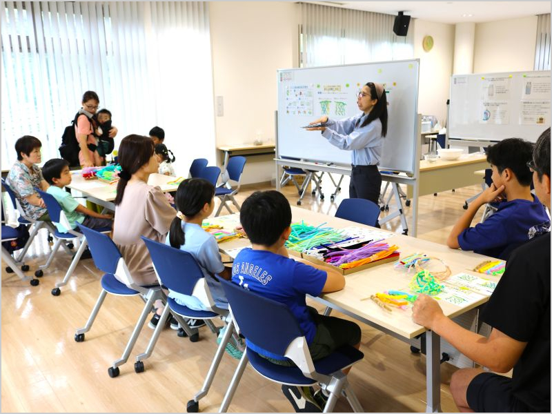 職員の説明を聞く子どもたちや保護者の様子