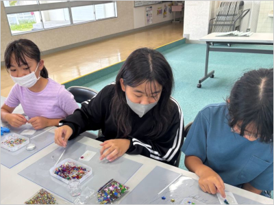 仲良く作業する子供たちの様子