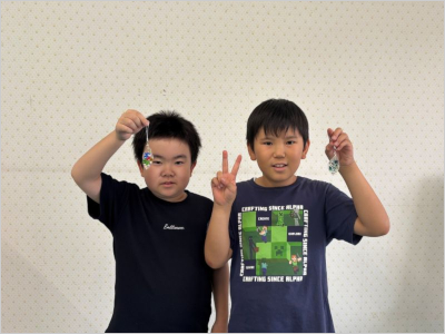 完成した作品を持った子供たちの写真