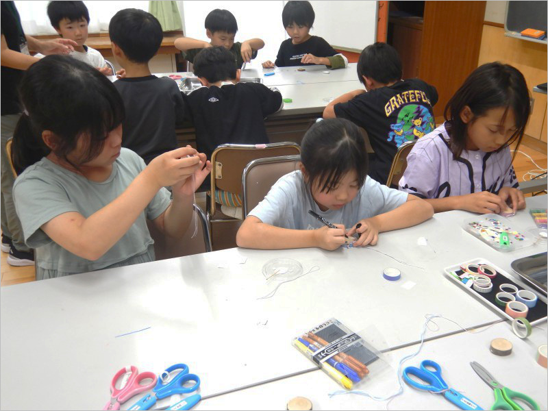 作業中の子供たち