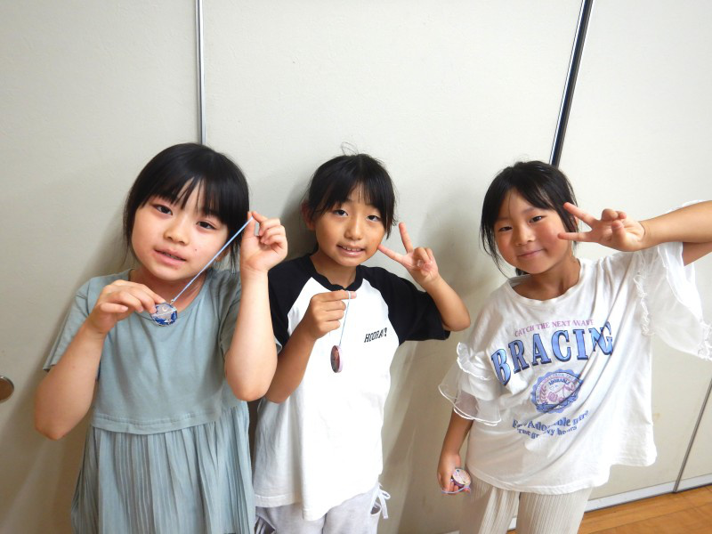 完成したストラップを持った子供たち