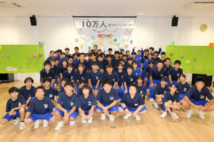 飾り付けされた記念式典の部屋での集合写真