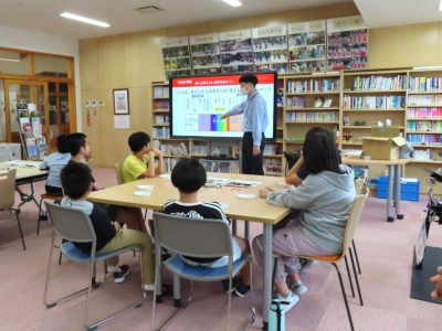 図を指して説明するスタッフの様子